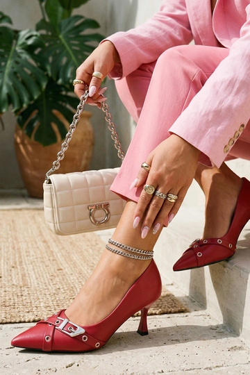 Stilettos vermelhos com fivela decorativa Aeliana