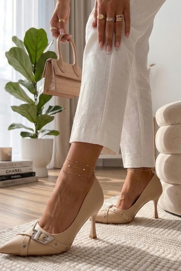 Stilettos de cor areia com fivela decorativa Aeliana