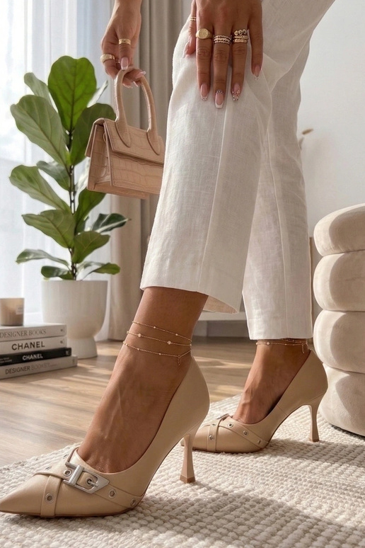Stilettos de cor areia com fivela decorativa Aeliana