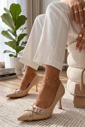 Stilettos de cor areia com fivela decorativa Aeliana 2