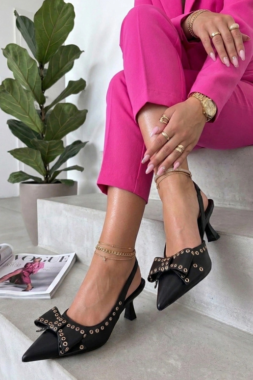 Sapatos de salto altos pretos com parte traseira aberta decorados com uma fita Evangeline