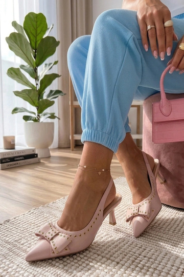Sapatos de salto altos rosas com parte traseira aberta decorados com uma fita Evangeline 2