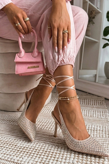 Sapatos de salto altos cor de areia com parte traseira aberta decorados com strass Edith 2