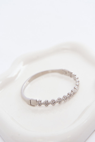 Pulseira prateada feminina com pedras brilhantes