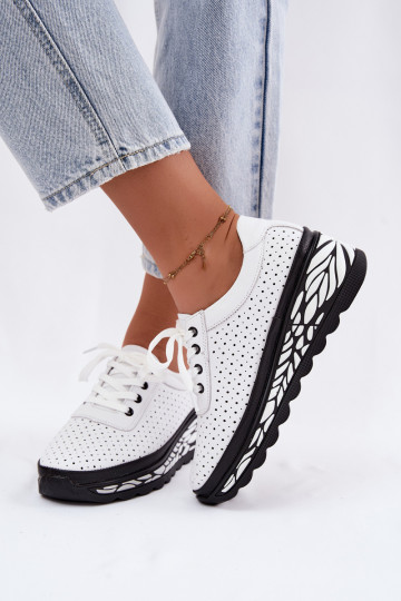 Sapatos brancos femininos com elementos vazados e plataforma Morra