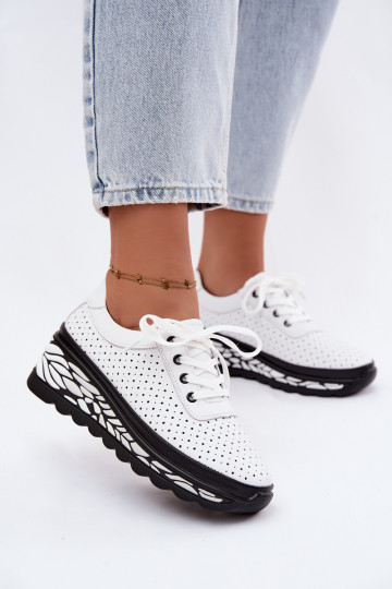 Sapatos brancos femininos com elementos vazados e plataforma Morra 2