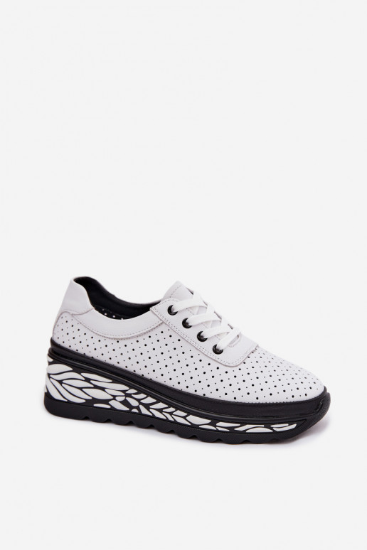 Sapatos brancos femininos com elementos vazados e plataforma Morra