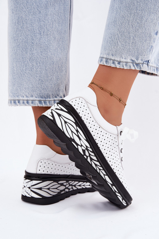 Sapatos brancos femininos com elementos vazados e plataforma Morra