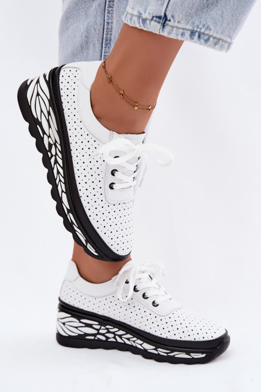 Sapatos brancos femininos com elementos vazados e plataforma Morra