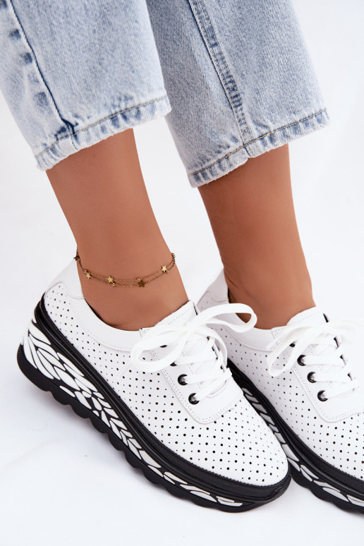Sapatos brancos femininos com elementos vazados e plataforma Morra