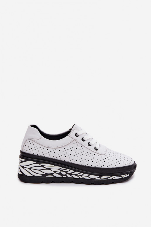 Sapatos brancos femininos com elementos vazados e plataforma Morra
