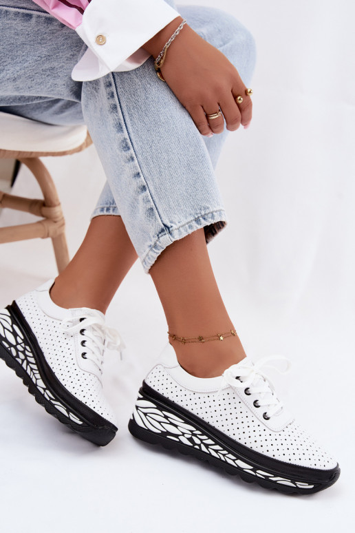 Sapatos brancos femininos com elementos vazados e plataforma Morra
