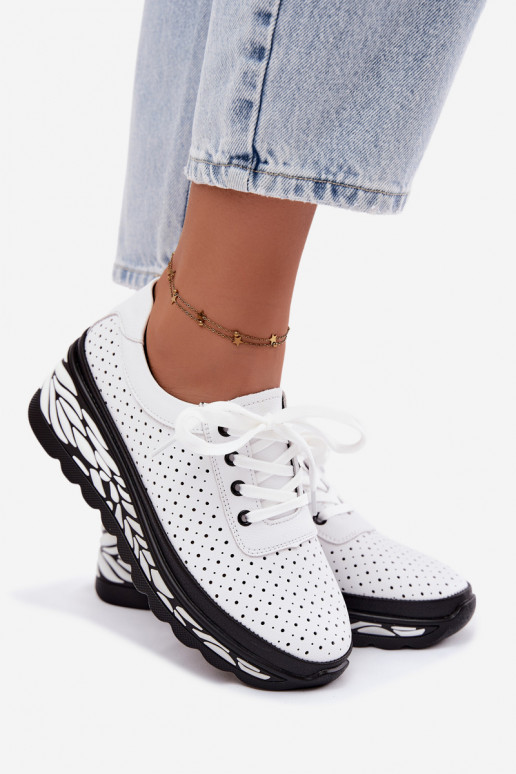 Sapatos brancos femininos com elementos vazados e plataforma Morra
