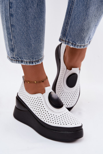 Sapatos brancos femininos com elementos vazados e plataforma decorativa