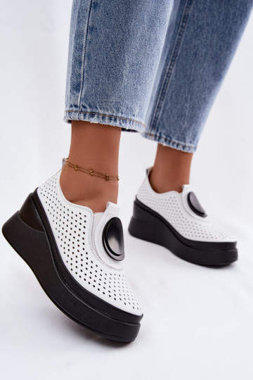 Sapatos brancos femininos com elementos vazados e plataforma decorativa 2