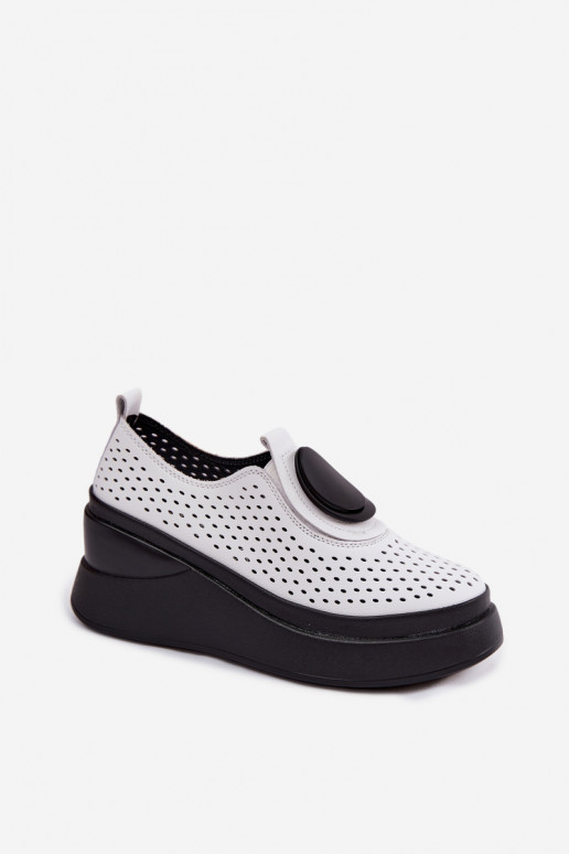Sapatos brancos femininos com elementos vazados e plataforma decorativa