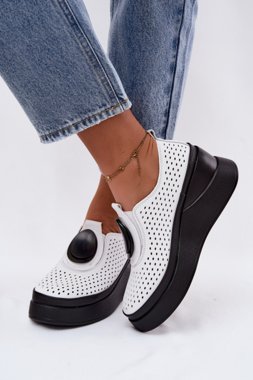 Sapatos brancos femininos com elementos vazados e plataforma decorativa