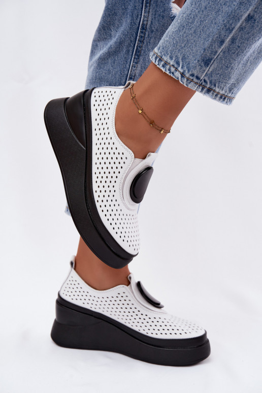 Sapatos brancos femininos com elementos vazados e plataforma decorativa