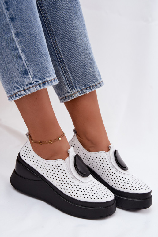 Sapatos brancos femininos com elementos vazados e plataforma decorativa