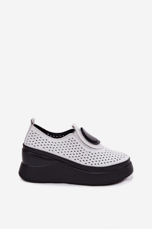 Sapatos brancos femininos com elementos vazados e plataforma decorativa