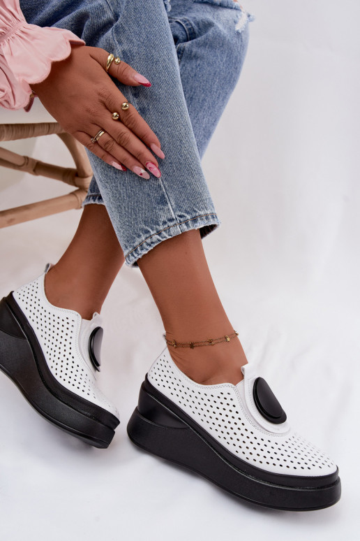 Sapatos brancos femininos com elementos vazados e plataforma decorativa