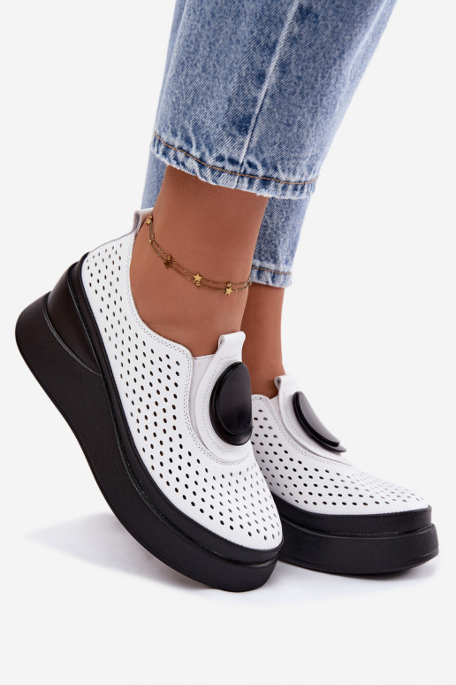 Sapatos brancos femininos com elementos vazados e plataforma decorativa