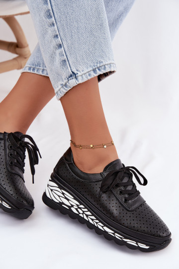 Sapatos negros femininos com elementos vazados e plataforma Morra