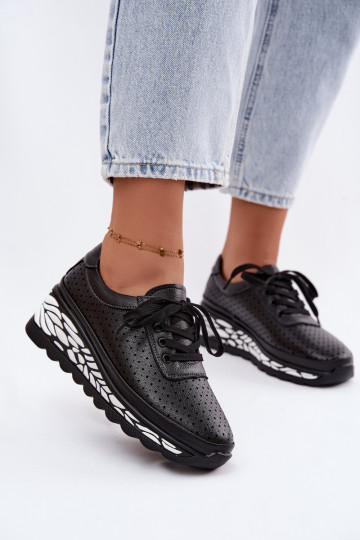 Sapatos negros femininos com elementos vazados e plataforma Morra 2