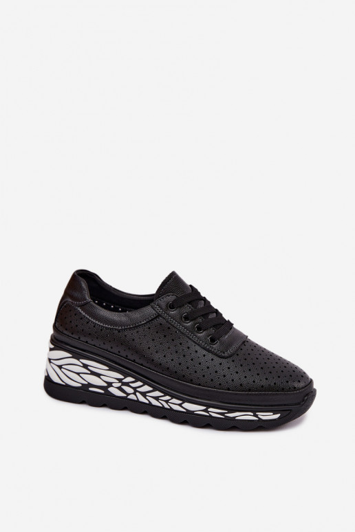 Sapatos negros femininos com elementos vazados e plataforma Morra