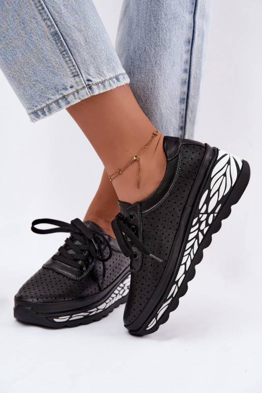 Sapatos negros femininos com elementos vazados e plataforma Morra