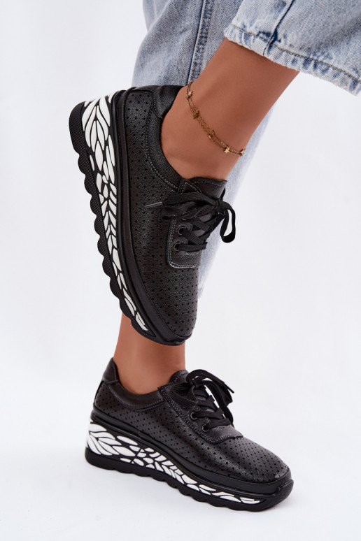 Sapatos negros femininos com elementos vazados e plataforma Morra