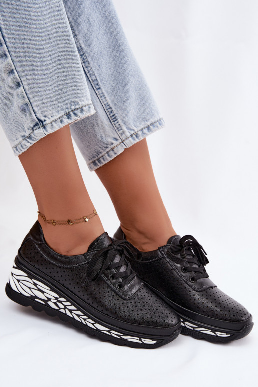 Sapatos negros femininos com elementos vazados e plataforma Morra