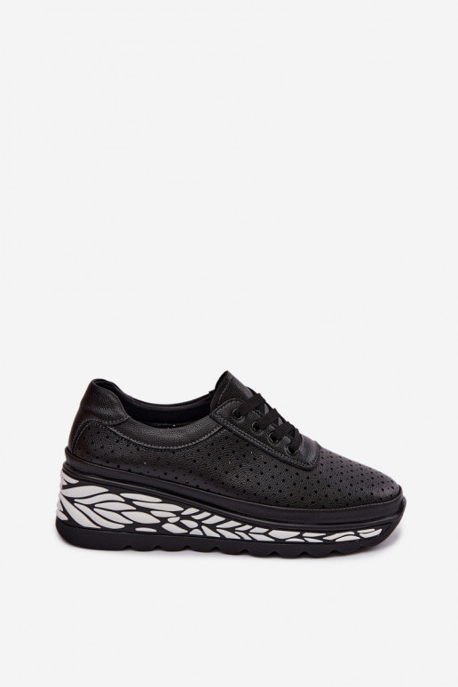 Sapatos negros femininos com elementos vazados e plataforma Morra