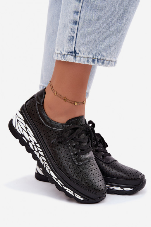 Sapatos negros femininos com elementos vazados e plataforma Morra