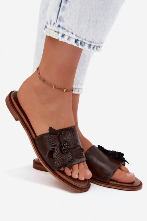 Chinelos de couro para mulheres com ornamentos Zazoo 40477 na cor chocolate
