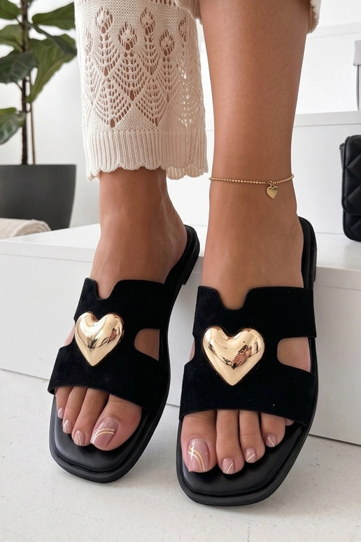 Chinelos pretos adornados com um coração dourado Lucrezia