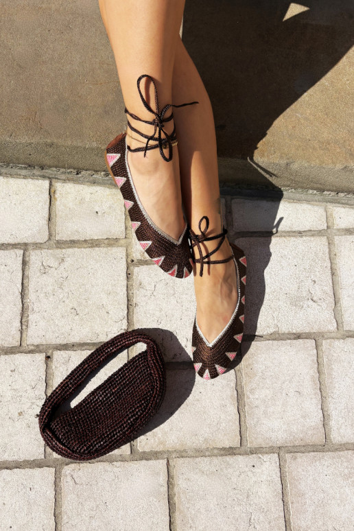 Ballerinas de crochê com detalhes elegantes em marrom escuro Astera