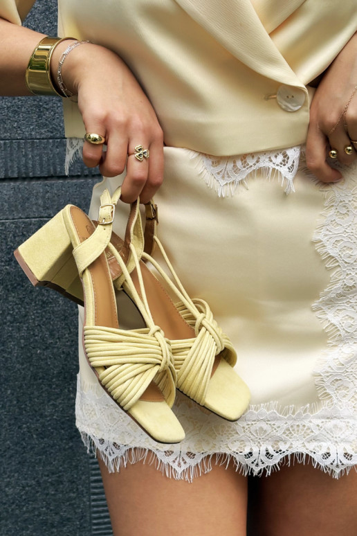 Sandálias femininas com tiras e saltos em amarelo Taffina