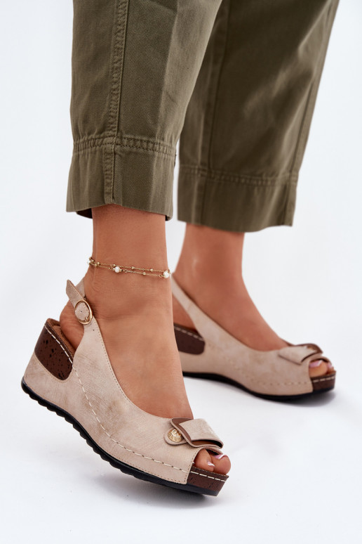 Sandálias leves de plataforma areia e ouro Comfort Shoes Efravia
