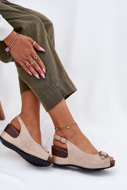 Sandálias leves de plataforma areia e ouro Comfort Shoes Efravia