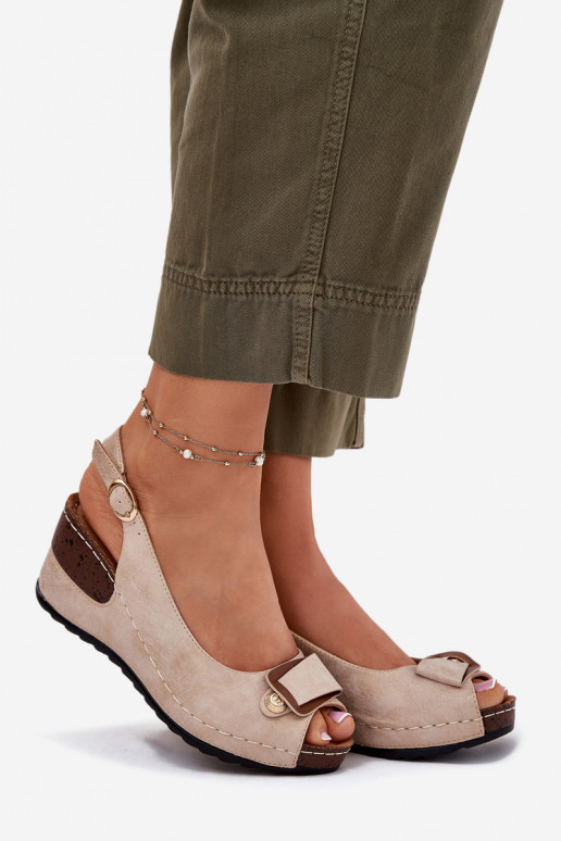 Sandálias leves de plataforma areia e ouro Comfort Shoes Efravia