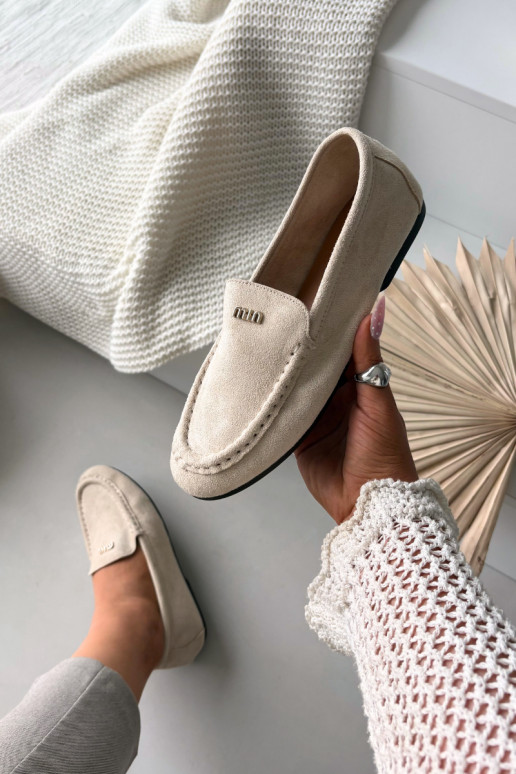 Mocassins beiges femininos com detalhes dourados Sarivelle