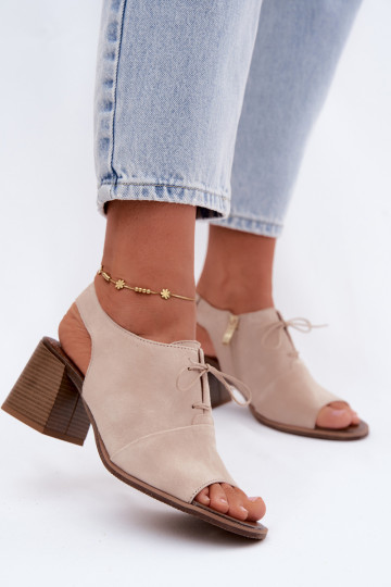 Sapatos de salto alto elegantes em camurça marfim com detalhes elegantes Zazoo 40523 2