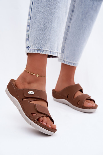 Chinelos de couro femininos marrons com fechos adesivos Inblu OE0001GU