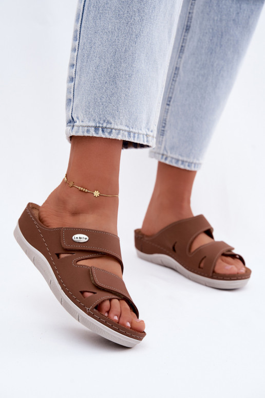 Chinelos de couro femininos marrons com fechos adesivos Inblu OE0001GU