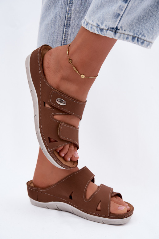 Chinelos de couro femininos marrons com fechos adesivos Inblu OE0001GU