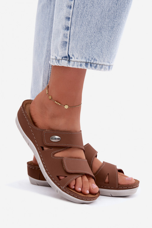 Chinelos de couro femininos marrons com fechos adesivos Inblu OE0001GU
