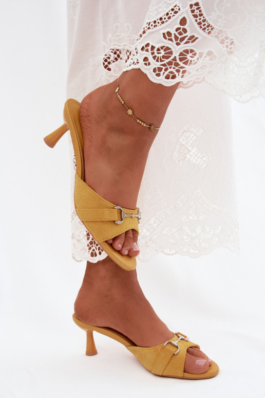 Chinelos amarelos femininos com saltos finos e detalhes decorativos Poppia