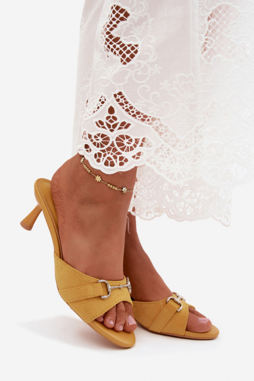 Chinelos amarelos femininos com saltos finos e detalhes decorativos Poppia