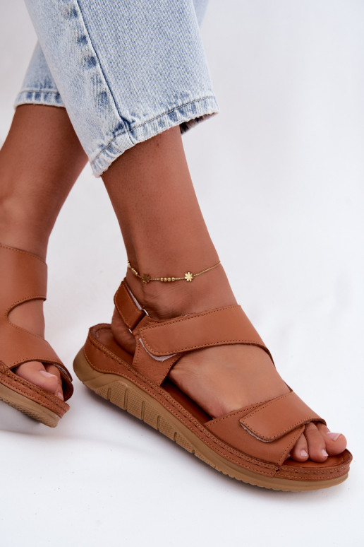 Sandálias marrons femininas com plataforma e fechos adesivos